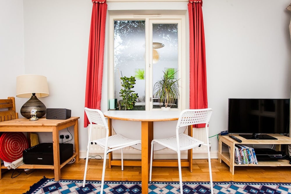Charming Peaceful 2 Bed with Parking and Garden
