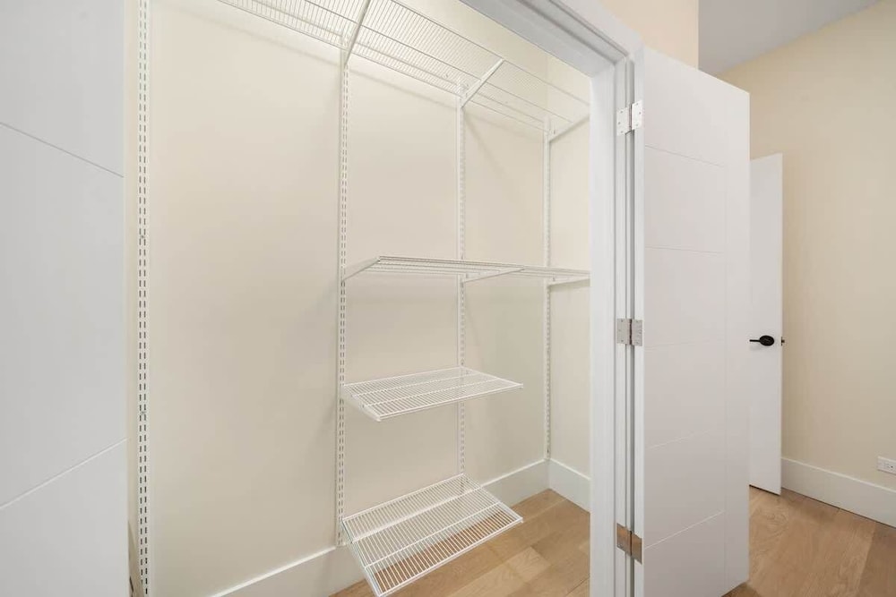 New 3 Bed by United Center w Parking Balcony
