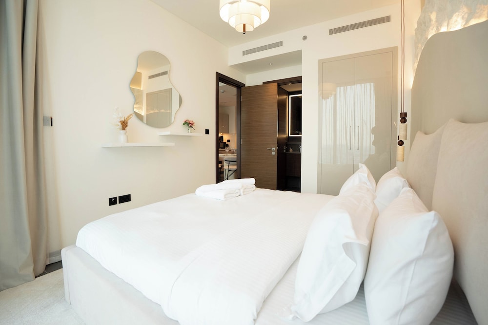 Chic 1BR Apartment - The Crest Dubai