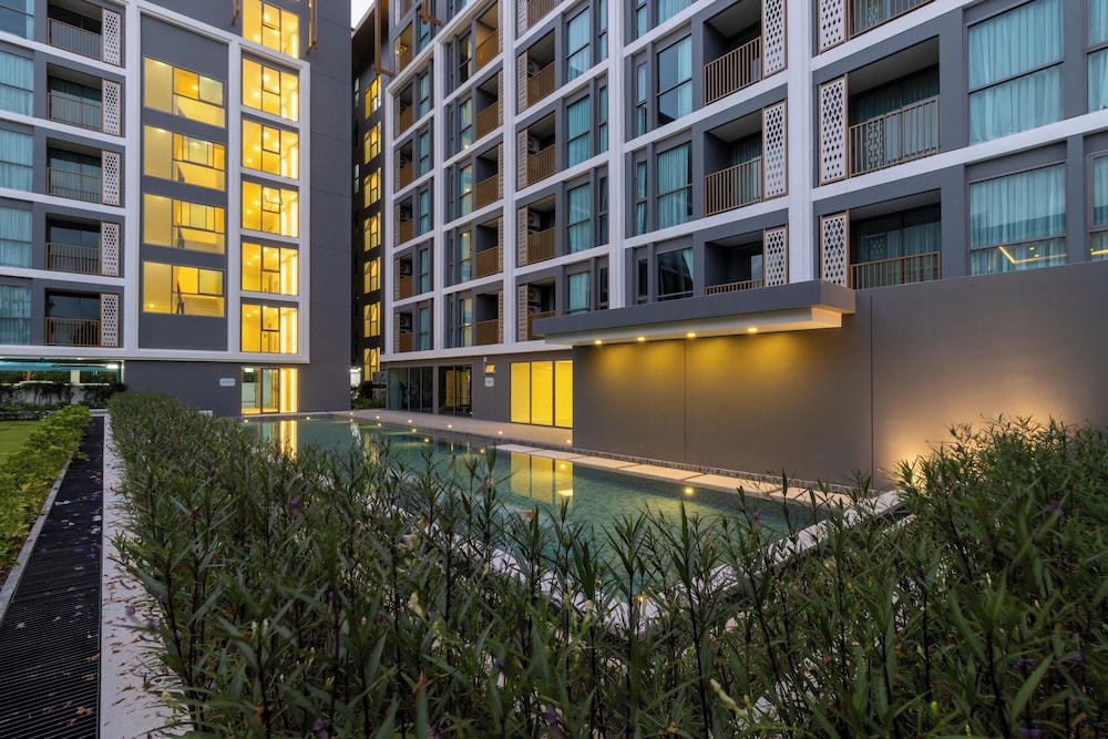 New Condo w Pool Gym Beach Nearby C247