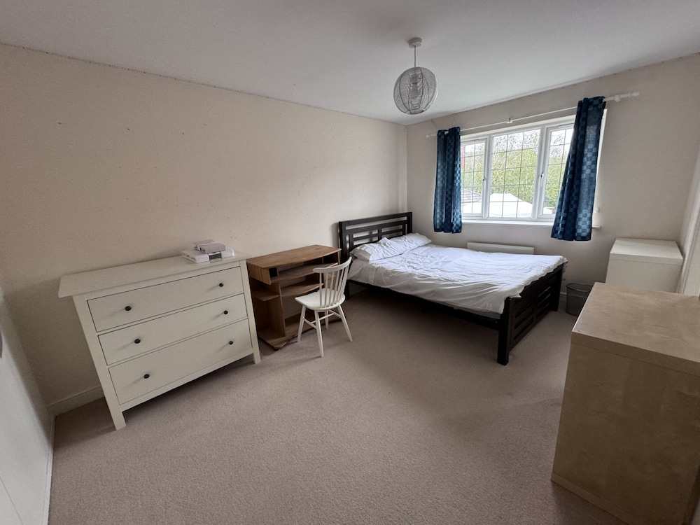 Spacious 4Bd House With Character In Coventry