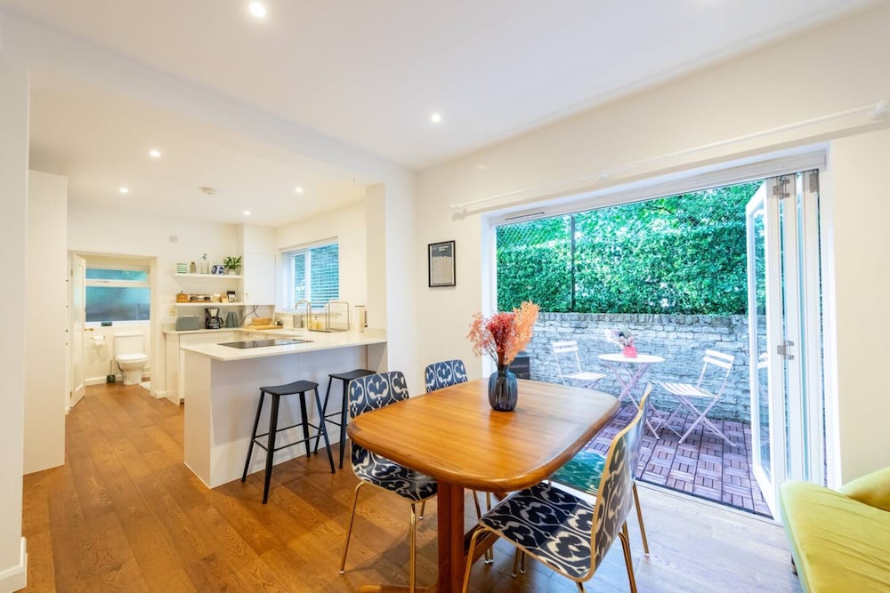 Charming 1 Bedroom Apartment in Shepherds Bush With Patio Area