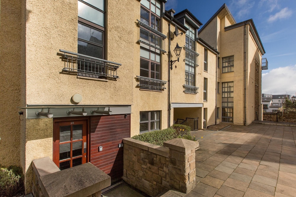 393 Delightful 2 Bedroom Apartment off the Royal Mile With Secure Parking view 4