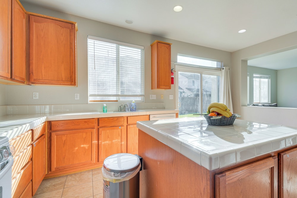 3 Mi to Downtown Merced: Family-friendly Home