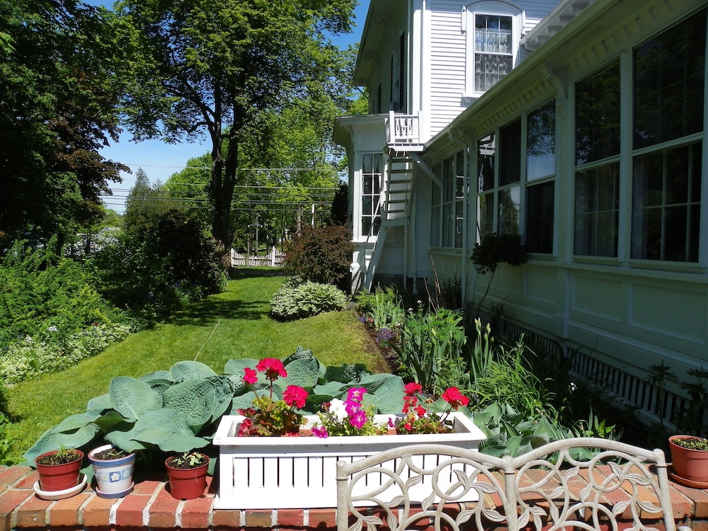 Homeport Inn and Tavern
