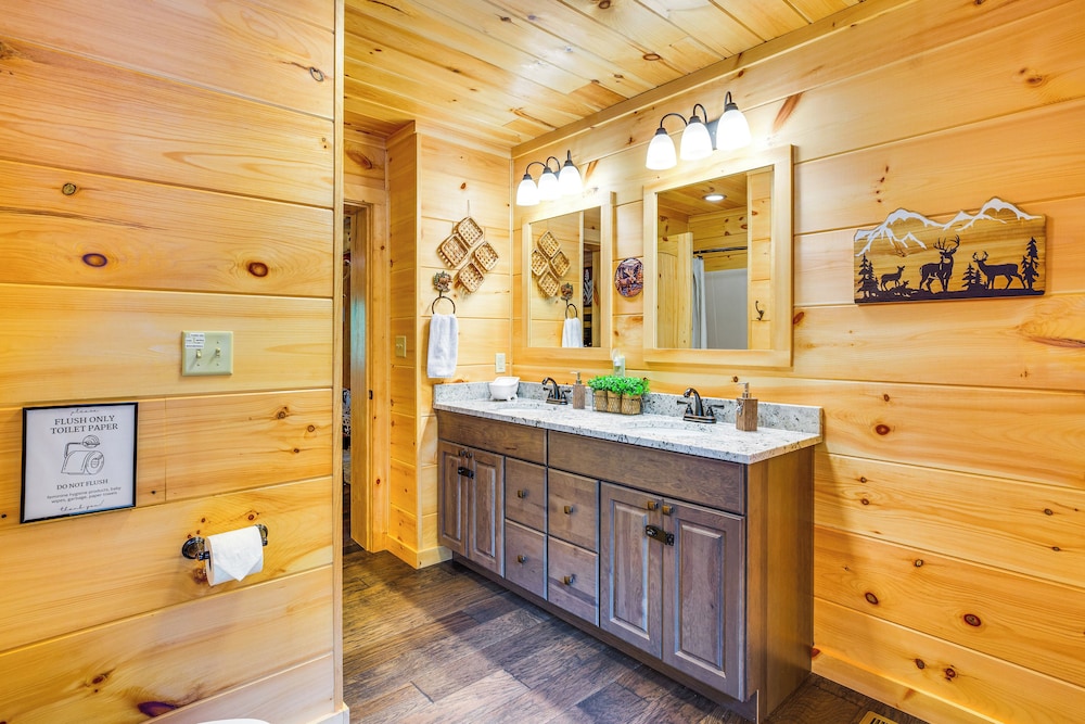 Lakefront Cabin in Elk Park w/ Hot Tub & Mtn Views