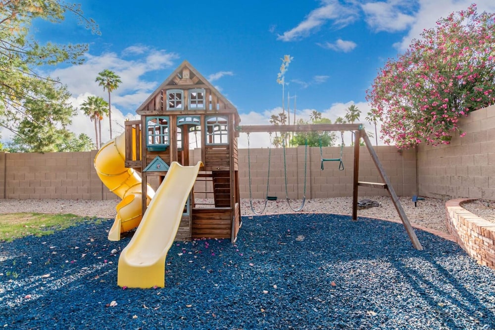 Corrine Family Oasis Pool Putt Grn Bigtoy