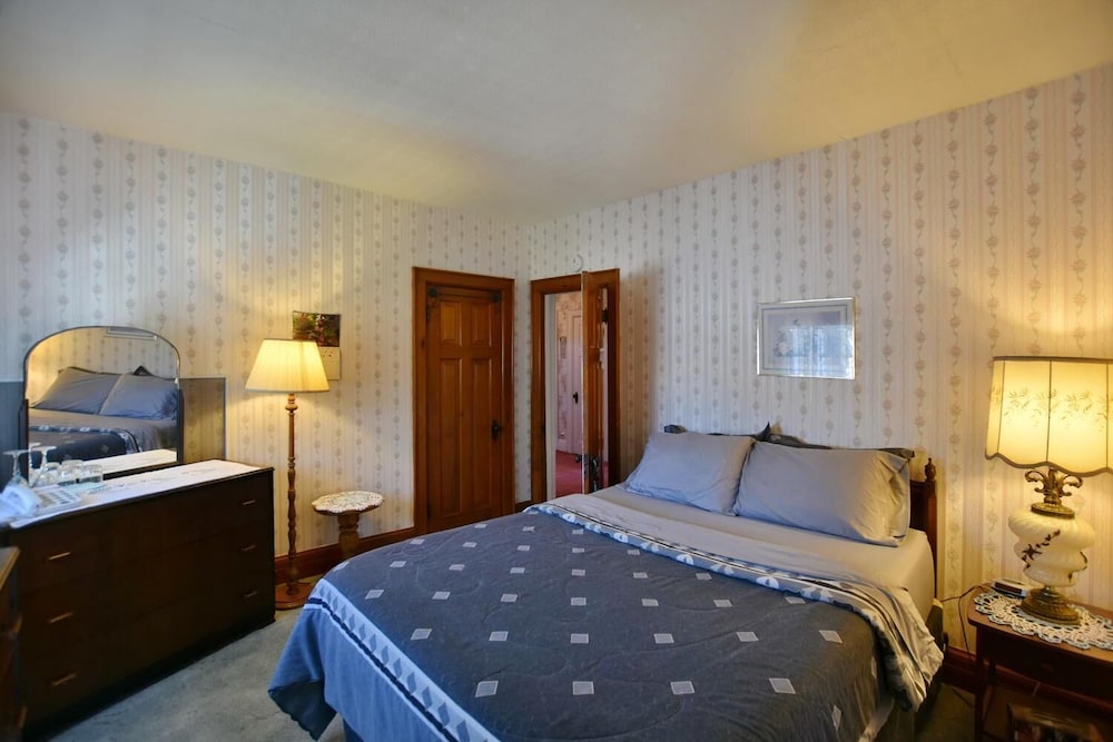 10th Avenue Guest House & Suites