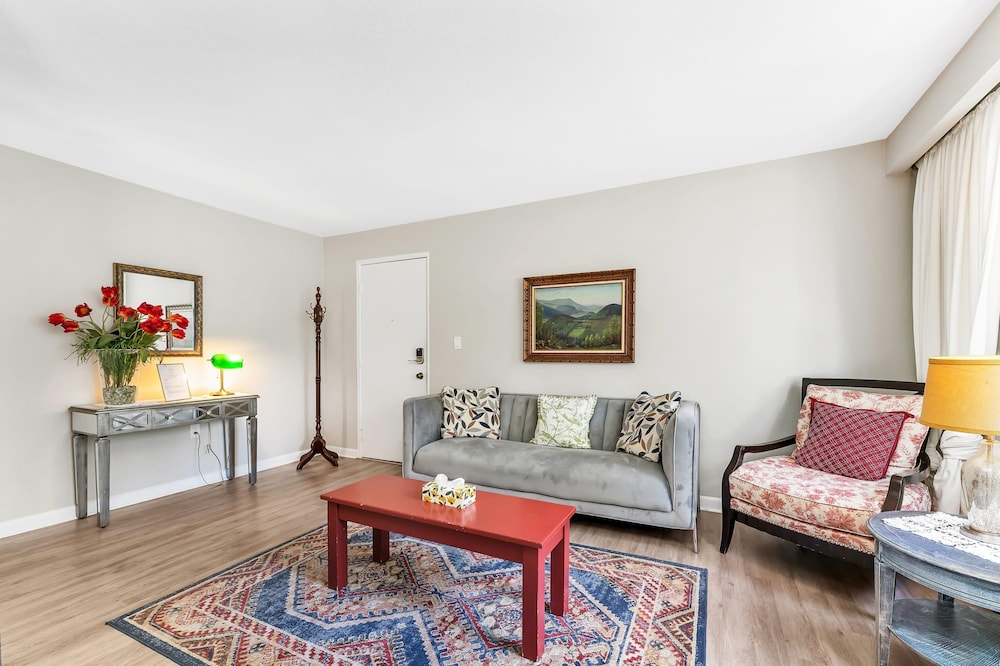 Private 2bdrm Newly Renovated - Furnished apt - U3