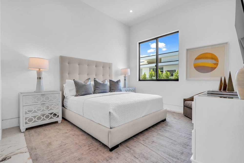 Luxury Retreat Pool, Putting Green + Pickleball Sleeps 17 Bravo Villa 8 by Avantstay