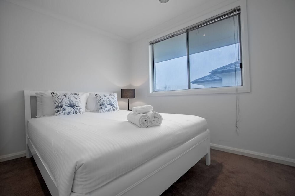 Superb Luxe 5BR House@point Cook Near Lake view 4