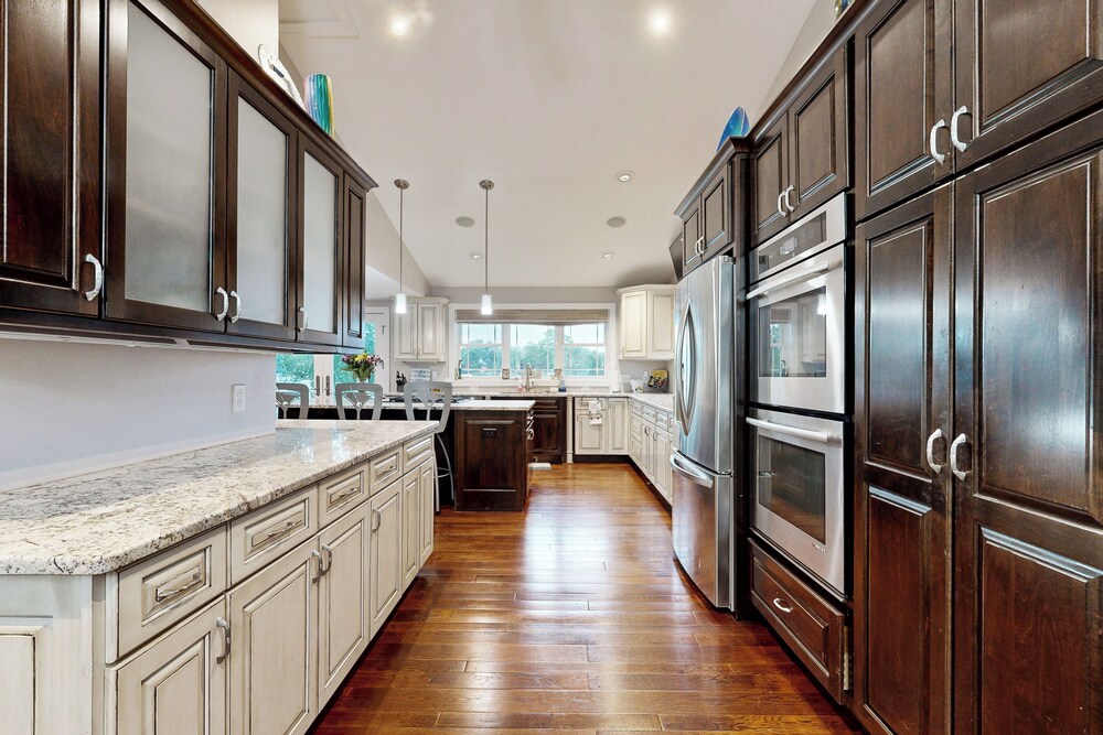 4 BR Tranquil Lakefront Retreat w/ Fire Pit