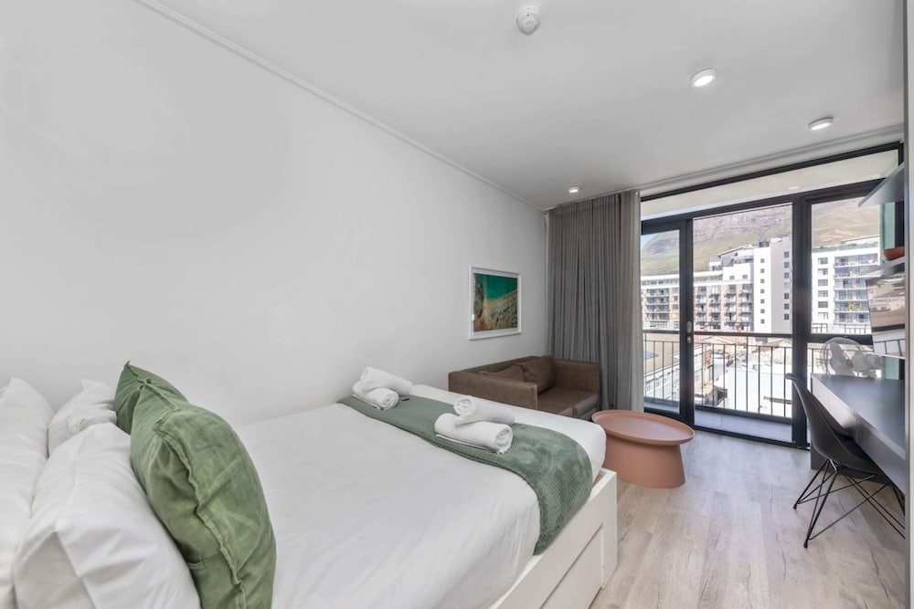 Stunning Studio Apartment With Balcony, Woodstock!