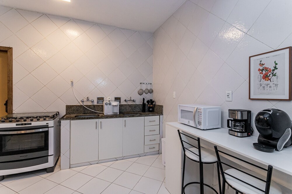 4bdrs, Balcony w/ Sea View, and Garagea 3730/201