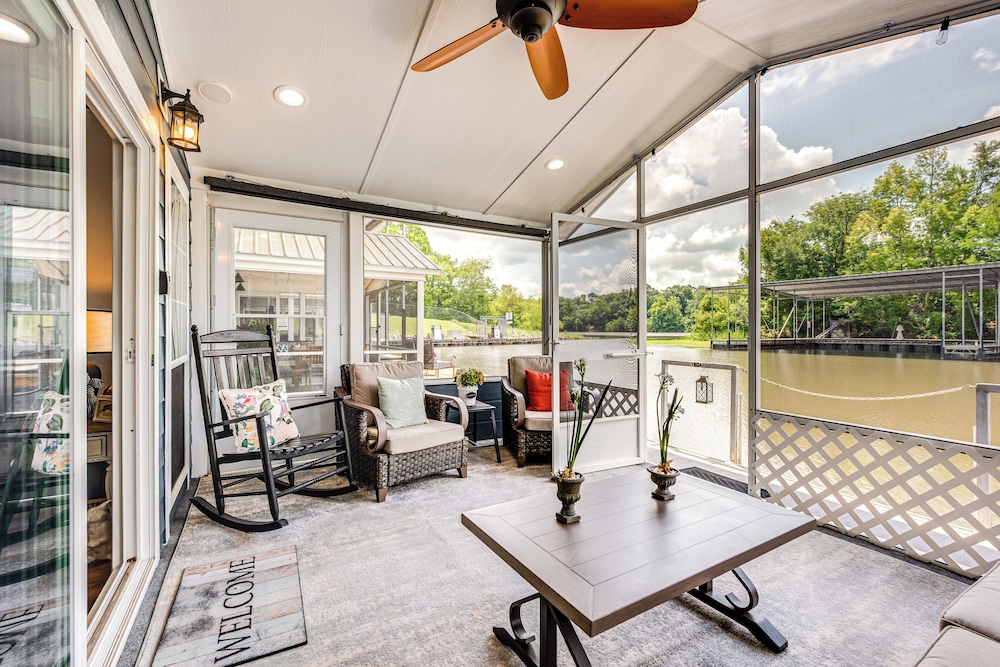 Modern Houseboat on Flint River w/ Dock!