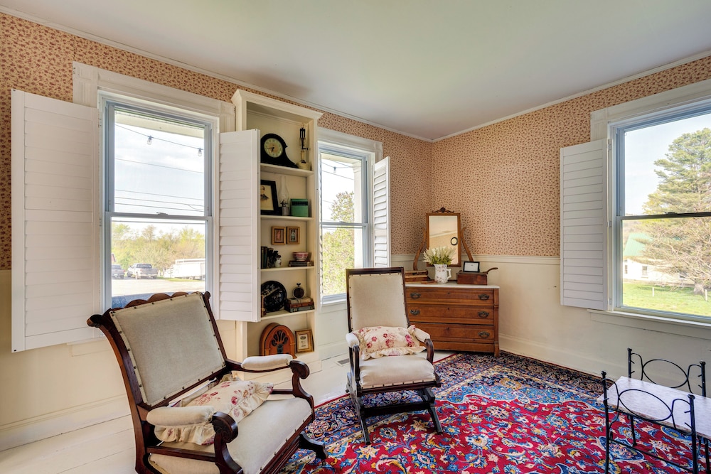 True North Farm House - Historic Family Home