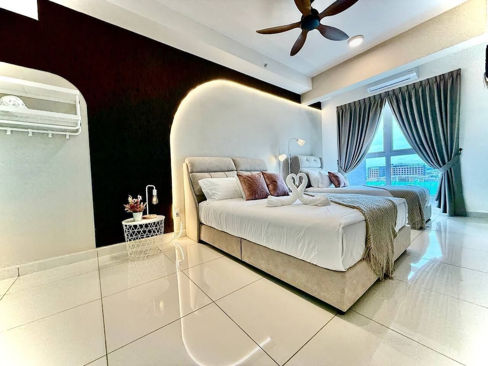ICC Luxury Suites By Grab A Stay