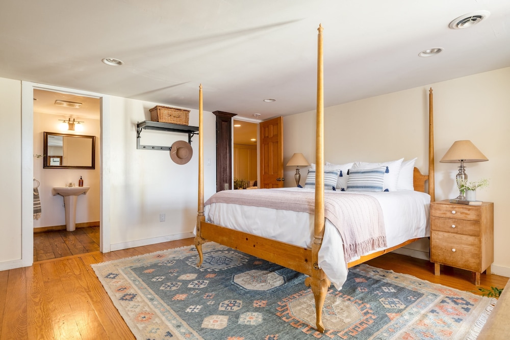 River House by Avantstay Historic & Secluded Estate on the Hudson River w/ Pool Sleeps 24! view 5