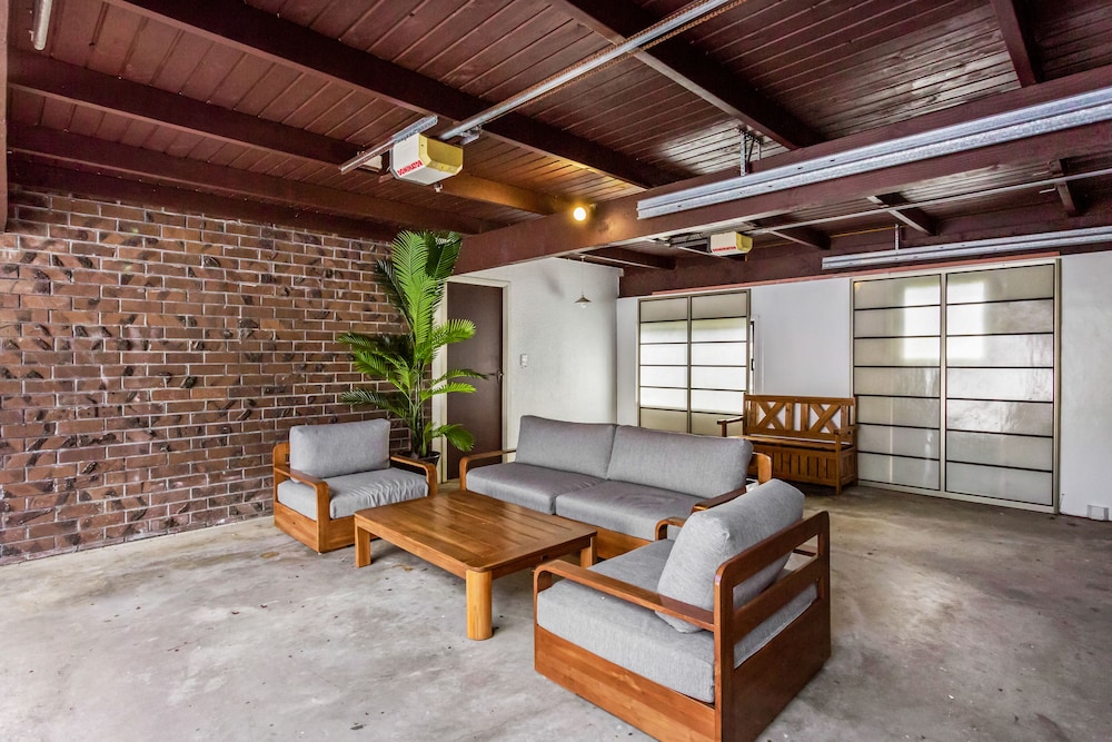 Family Retreat close to City - Netflix view 3