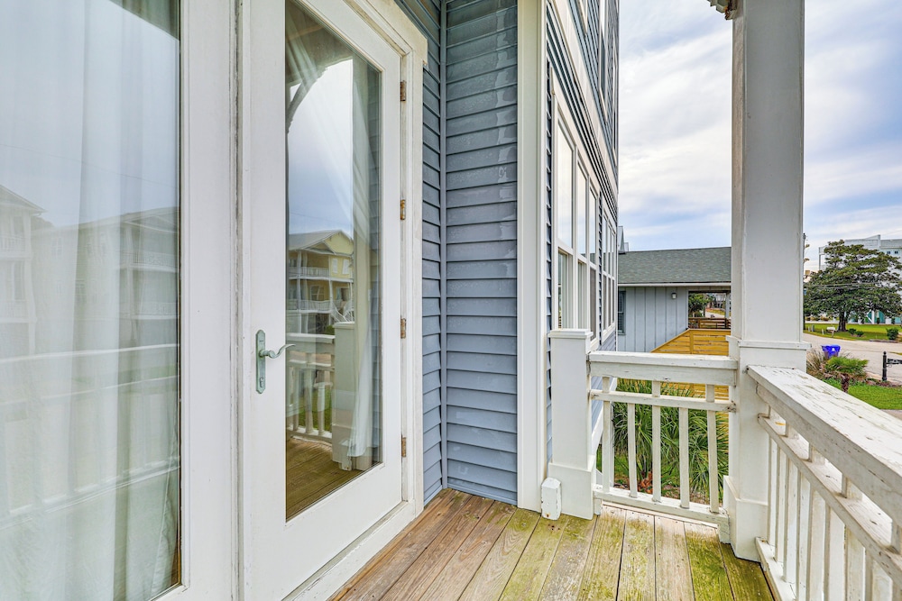 Walk to Beach: Coastal Carolina Home w/ Decks!