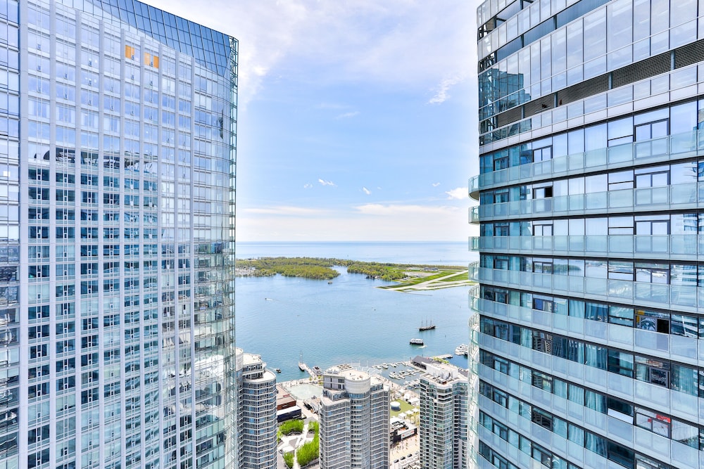 Exquisite 55th Floor 2 Bed 2 Bath Parking