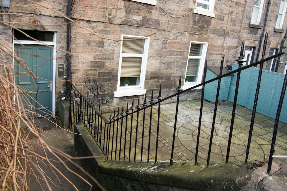 427 Pleasant 1 Bedroom Apartment in Abbeyhill Colonies Near Holyrood Park view 4