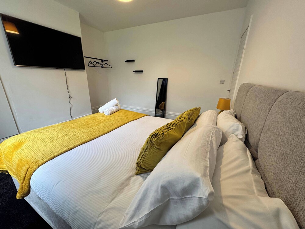 City Centre-4 Br-sleeps 7-garden-free Parking