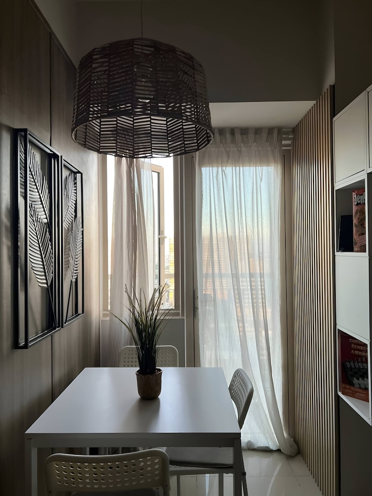 Luxury Bay Condo Near MOA With Balcony Free Wi-fi