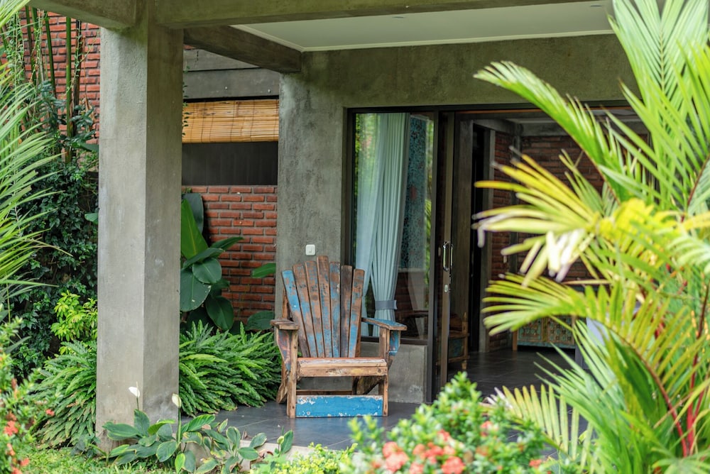 Alamanda Lovina Resort