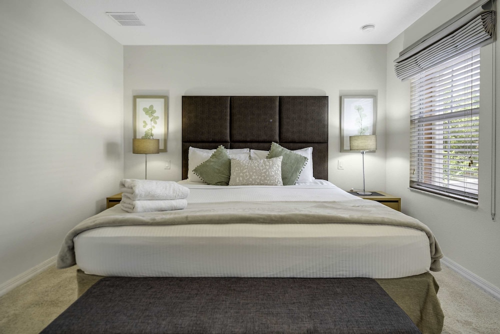 10 Min to Disney Cozy Townhome Jacuzzi