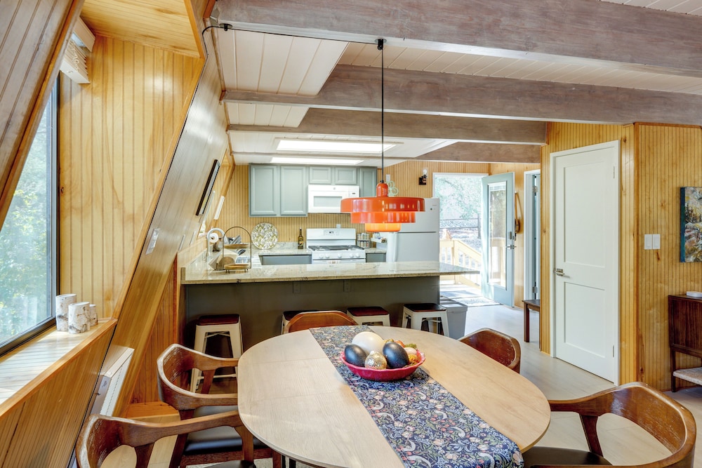 Walk to Village: Cozy Cabin in Pine Mountain Club!