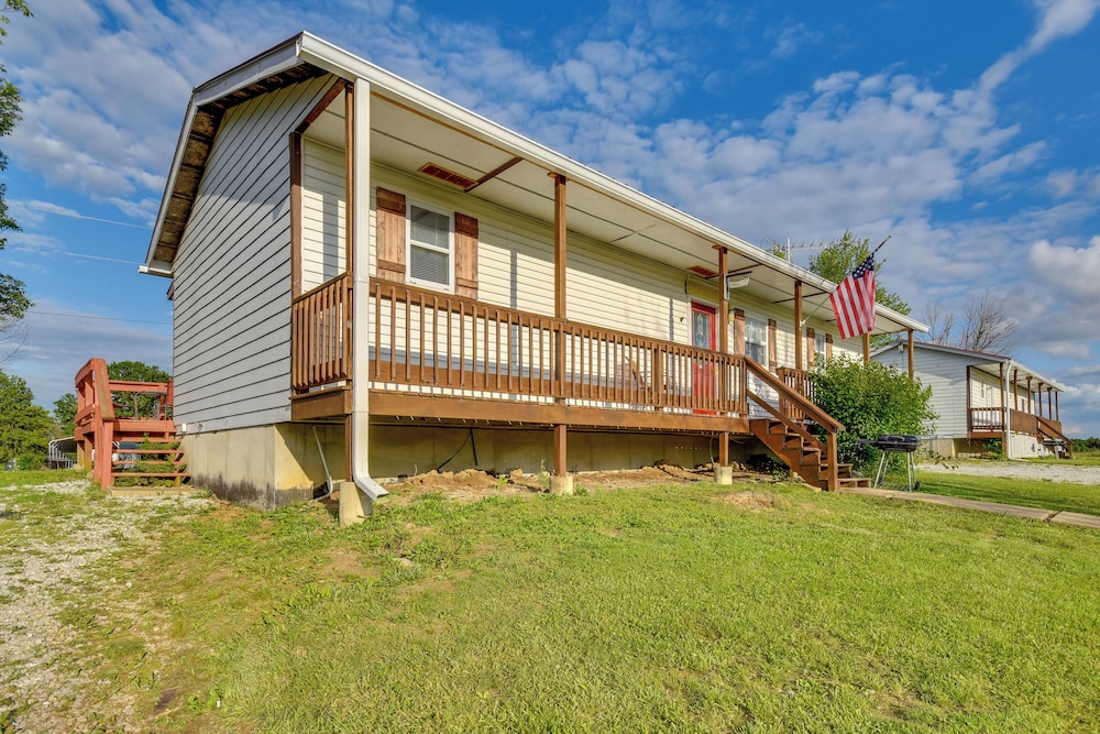 1 Mi to Mark Twain Lake: Cabin w/ Community Pool