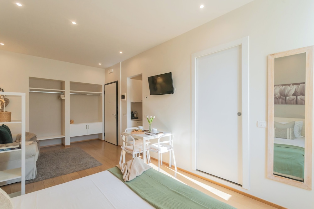 MT Studio by Rent All Como by Rent all Como