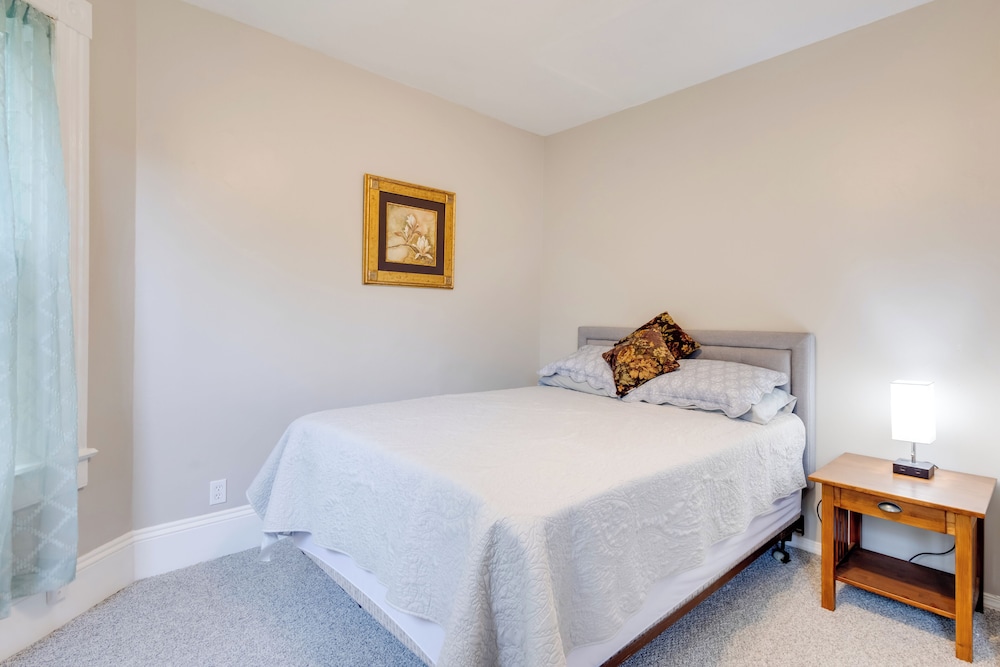 Walk to Main Avenue: Cozy Unit in Warrenton