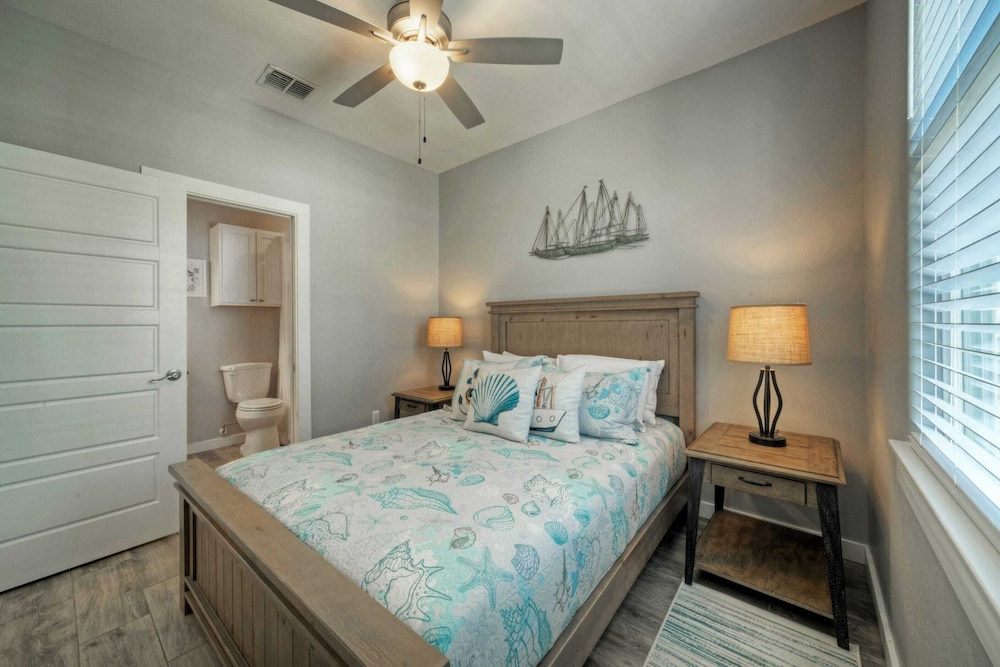 Sleeps 33! 4 Condos, Walk to the Beach, Resort-style Pool, Endless Summer Resort