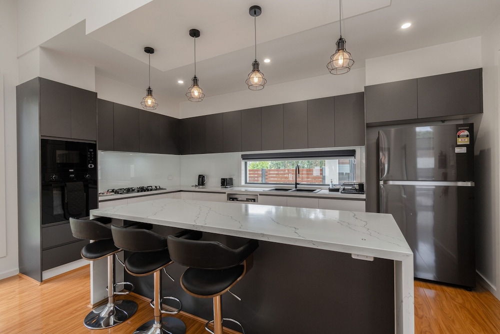 Spacious 5-bed Family Home in Giralang