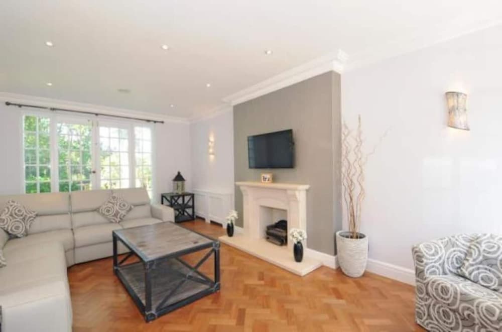 Captivating 5-bed House in Woking view 5