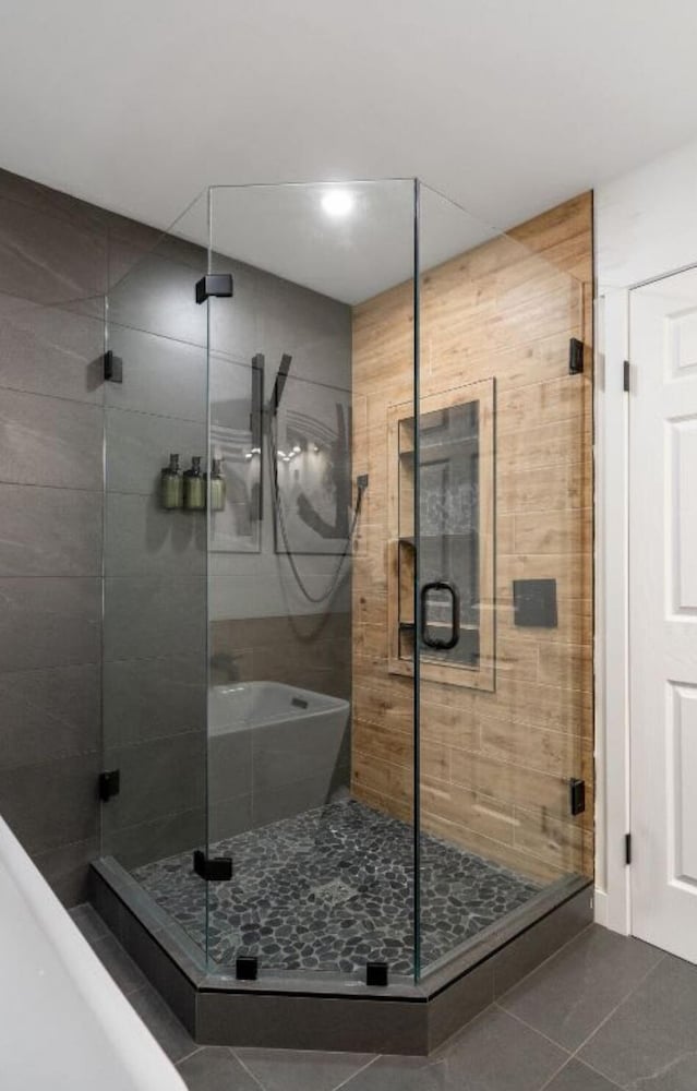 The Aura No Service Fees Lake View Hot Tub