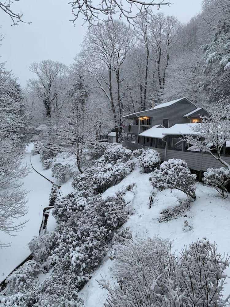 Riverfront Sanctuary Your Mountain Getaway