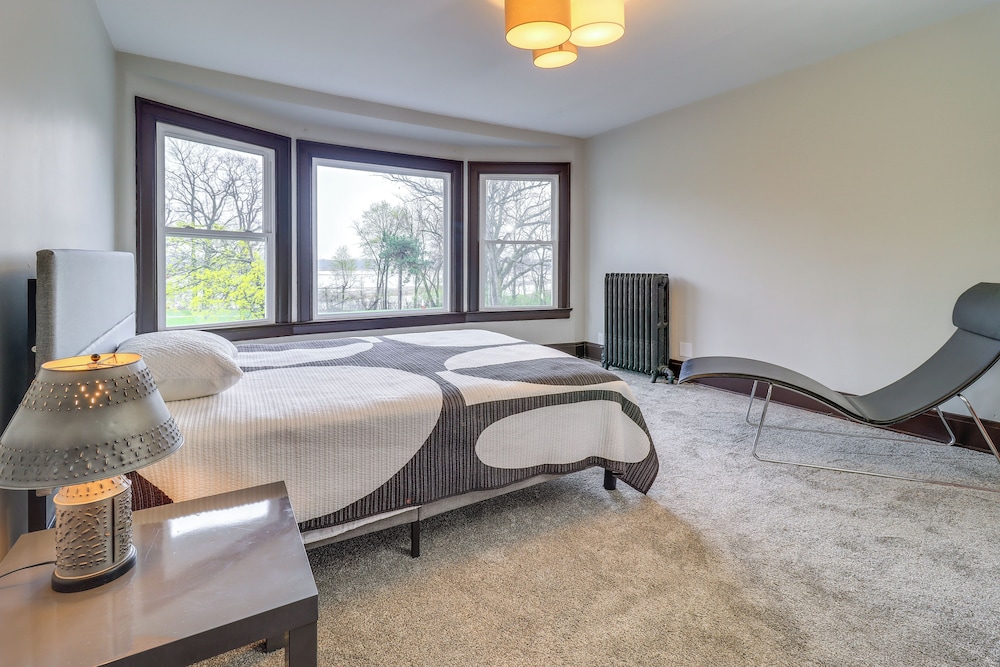 4 Mi to Downtown Toledo: Walkable Riverside Apt