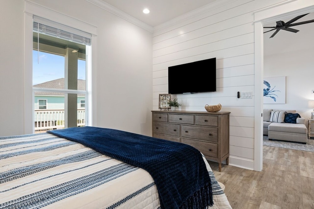 Pearl's Paradise 4 Bedroom Home by RedAwning view 3