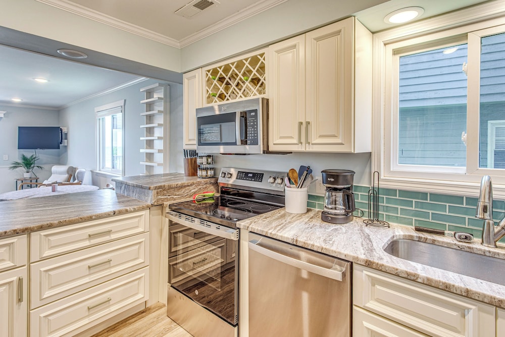 Beachfront Oasis w/ Pool Access in Surfside Beach!