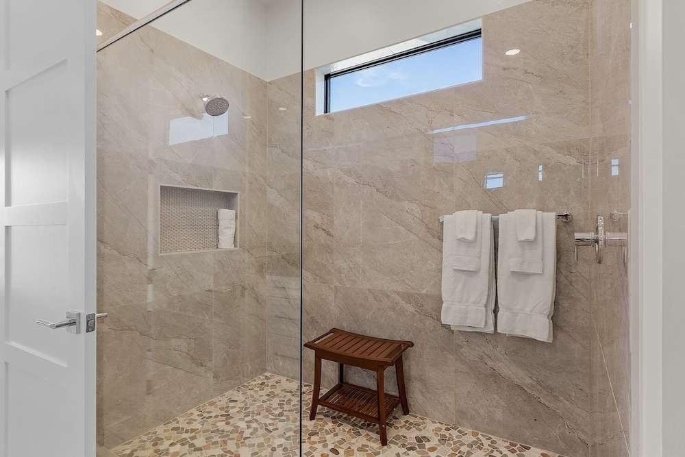 749 Paradise Pointe New Luxury Build 7 Bedroom Home