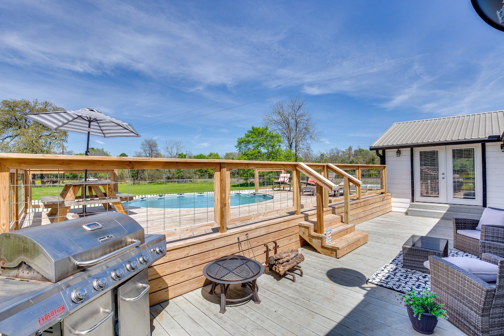 Palestine Vacations - Grapeland Farm Retreat w/ Pool, Grill  Fire Pit - Property Image 1