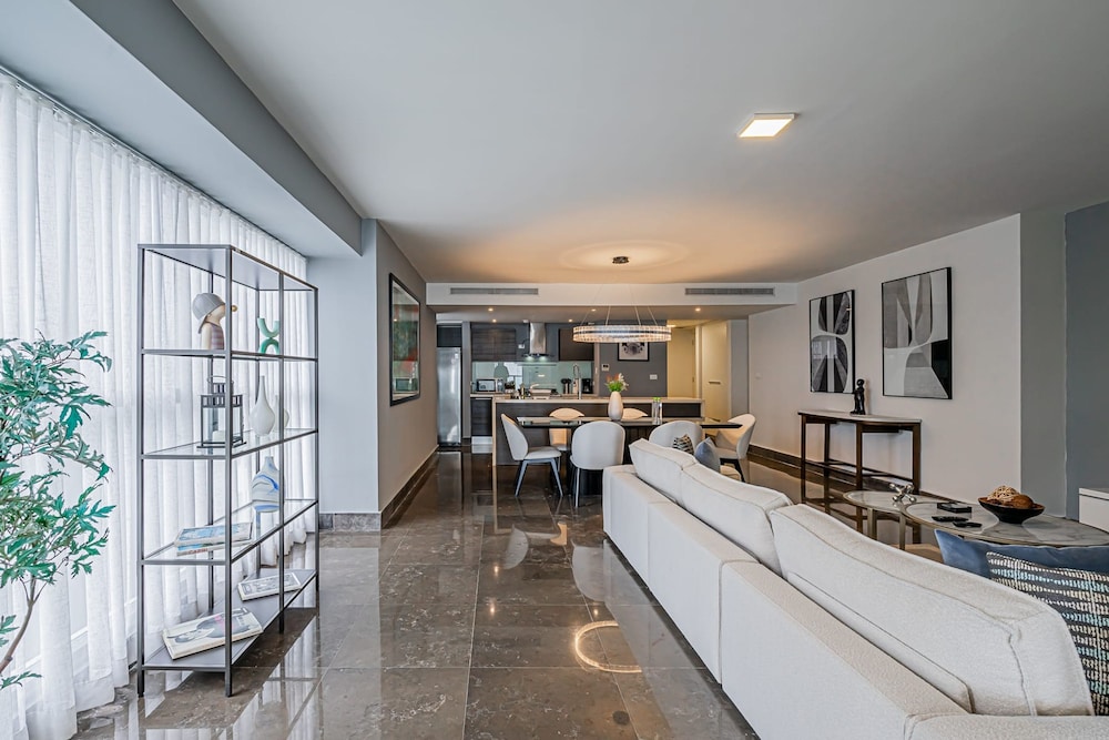 w Majestic 2BR w Perfect Balcony in YOO
