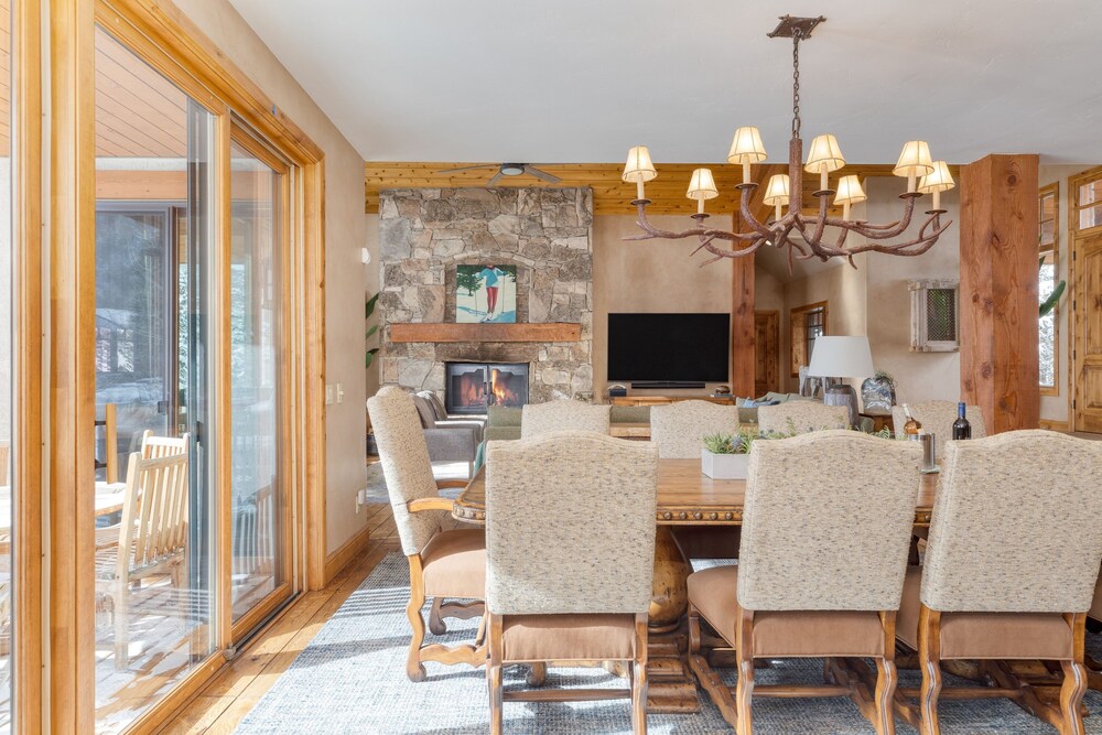 Telemark Luxury Retreat by Avantstay Stunning Views w Hot Tub Theatre Room and Pool Table