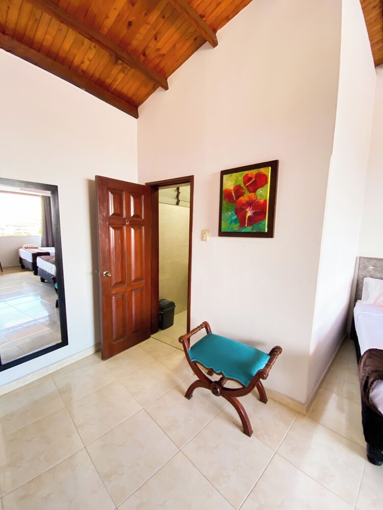 Hostal CaliView Inn