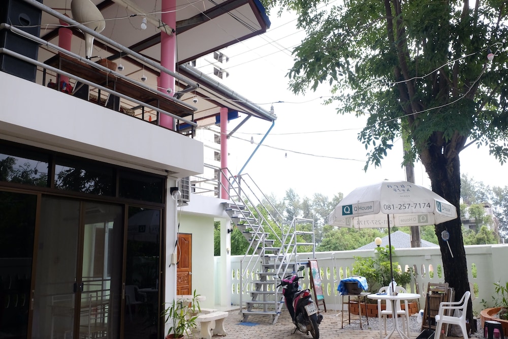 Chomlay Restaurant & Room for Rent