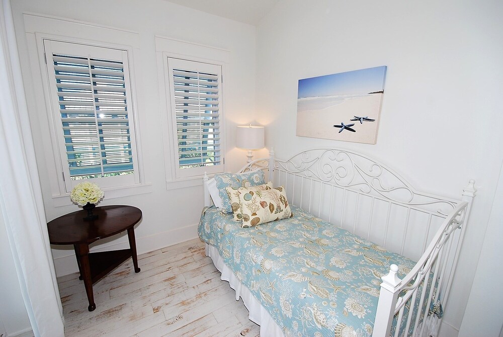 Bella Casa - Private House With Hot Tub 4 Bedroom Home by RedAwning