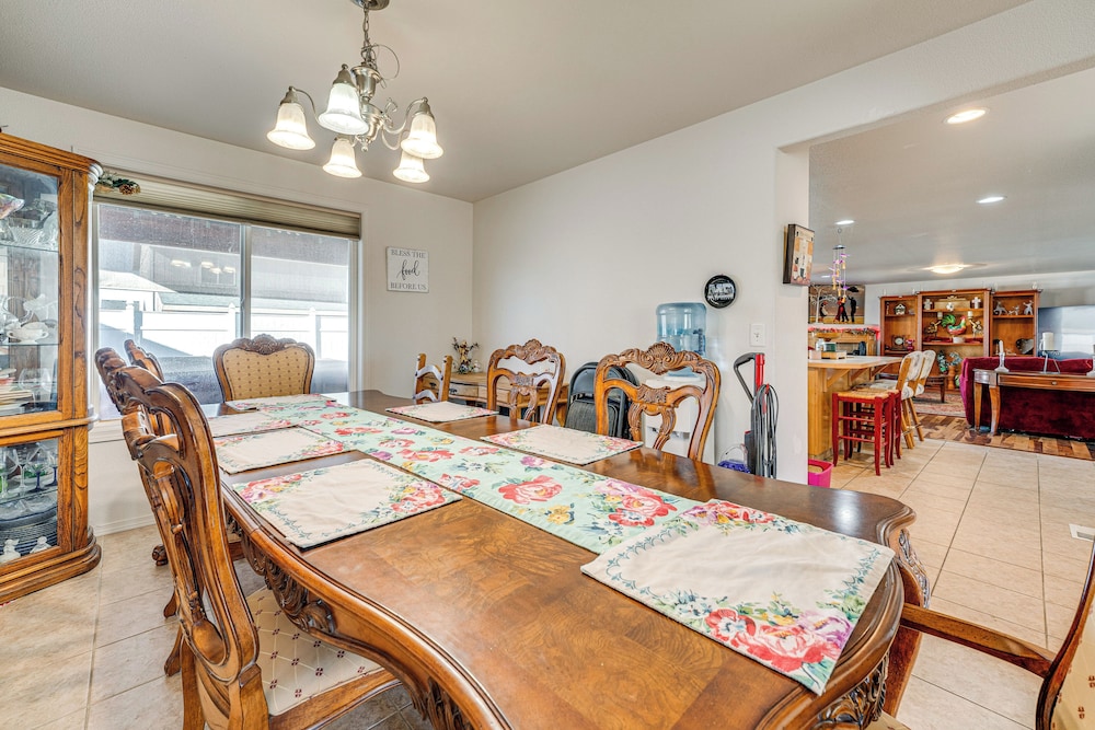 1 Mi to Moses Lake: Home w/ Private Yard & Hot Tub